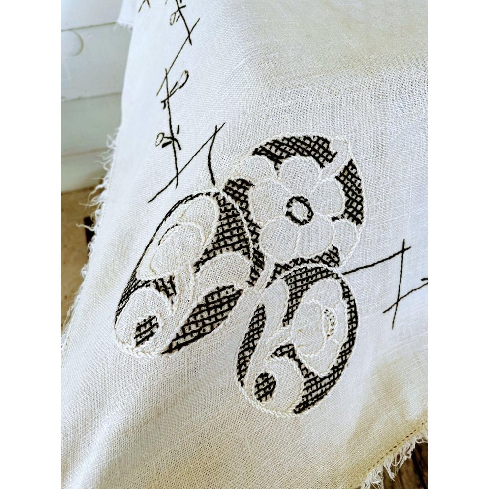 Vintage Flax Linen Embroidery small tablecloth - Picture 2 of 11